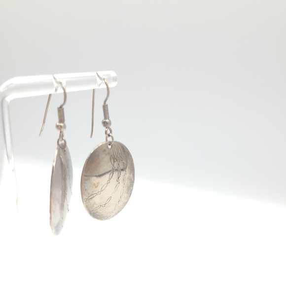 Elegant Silver Oval Earrings with engraved design - Picture 3 of 11